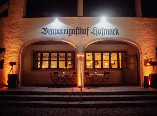 Haupteingang des Brauereigasthofs Hofmark bei Ingolstadt