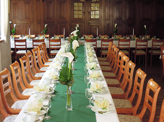 Lange, schön dekorierte Tischtafel angerichtet für das Kriminal Dinner.