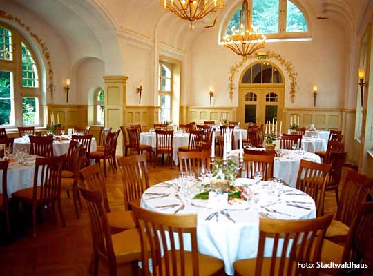 Saal mit Stühlen und Tischen im Stadtwaldhaus