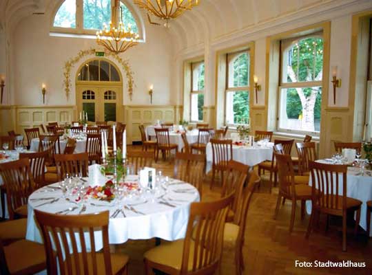 Saal mit Kronleuchtern im Stadtwaldhaus