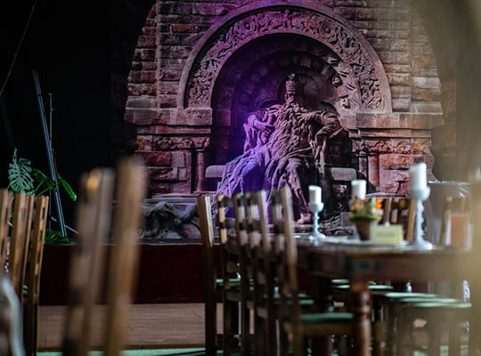 Großer Speisesaal mit Kaiser Wilhelm Statue in der Mauer des Saals.