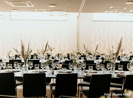 Breiter Raum mit langer Tischtafel
