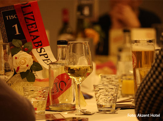 Stilvoll gedeckter Tisch, passend zum Ambiente eines Krimidinners