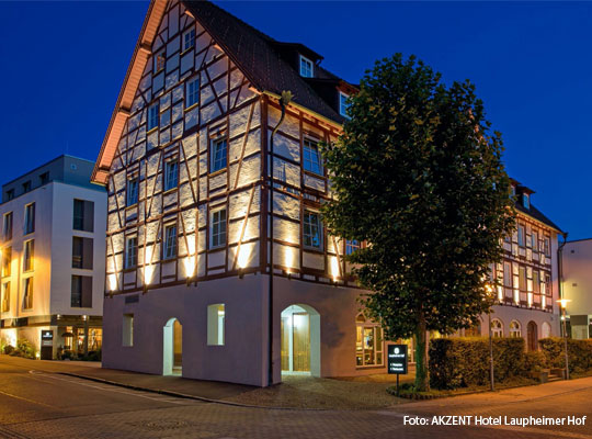 Außenansicht des AKZENT Hotel Laupheimer Hof bei Nacht