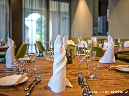 Schön gedeckter Tisch im AKZENT Hotel Laupheimer Hof