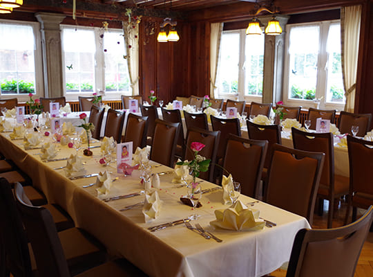 Schön geschmückter Restaurant-Bereich mit liebevoll dekorierten Tischtafeln.