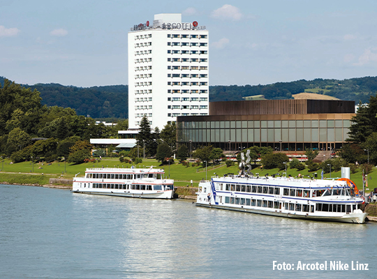 Außenansicht des modernen Hotels beim Tatort Linz