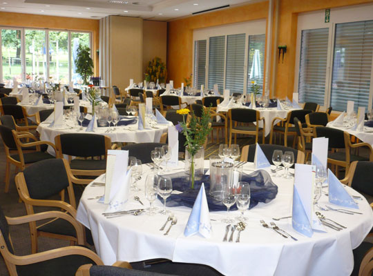 helle Location mit Terrassenzugang und Blick aufs Grüne beim Krimidinner Löwenstein