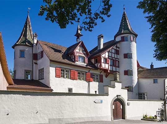 Außenansicht des Schloss Weinstein mit schöner Fassade beim Krimidinner Marbach