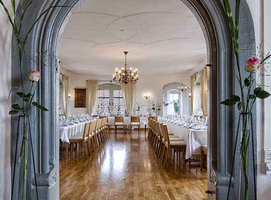 Einblick in den schön eingedeckten Saal des Krimidinner Schloss Weinstein