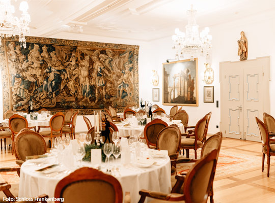 Toll geschmückter Saal im Schloss Frankenberg.