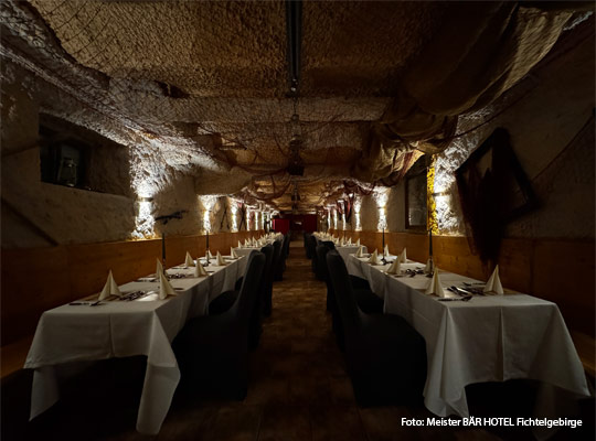 schön eingedeckte Speisetafeln im Gewölbekeller