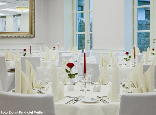 Schön gedeckter weißer Tisch im Dorint Parkhotel Meißen
