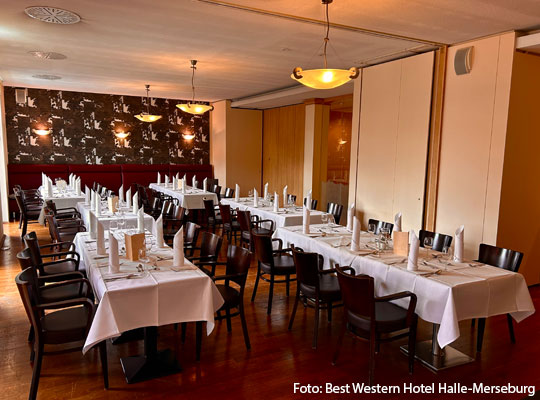 Innenansicht des Best Western Hotel Halle-Merseburg mit schön eingedecktem Tisch