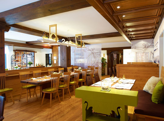 Gemütliches Restaurant in ländlichem Stil, schlicht in braun mit grüner Dekoration, beim Kriminal Dinner Metzingen