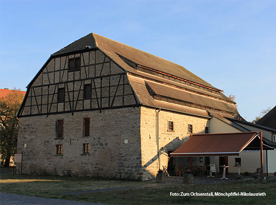 Das rustikale Gebäude "Zum Ochsenstall" lädt ein zum Krimidinner Mönchpfiffel-Nicolausrieth