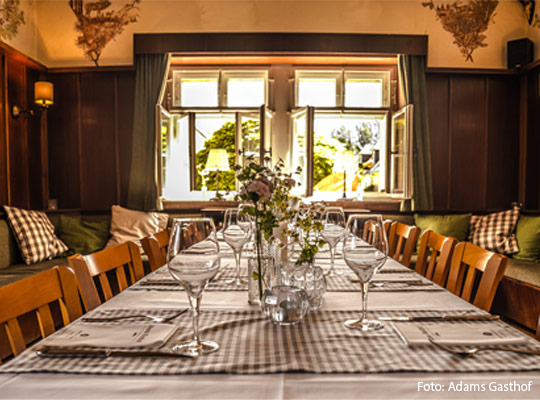 festlich gedeckte, rustikale Tafel für das Krimidinner