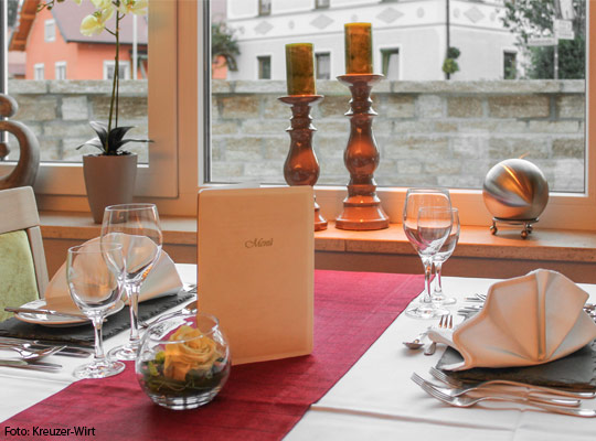 Nahaufnahmen von einem schön gedeckten Tisch im Kreuzer-Wirt.