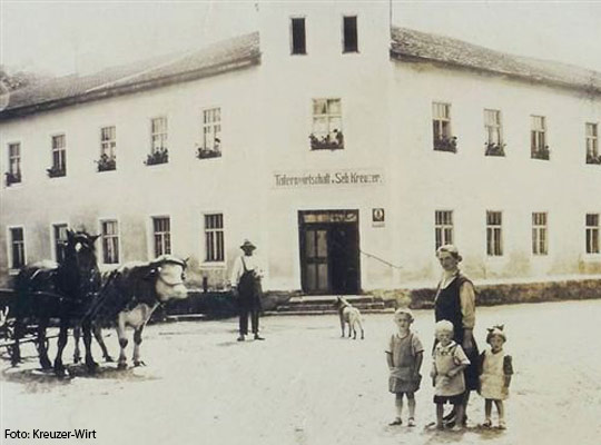 Historisches Bild mit Außenansicht des Kreuzer-Wirtes in Mettenheim.