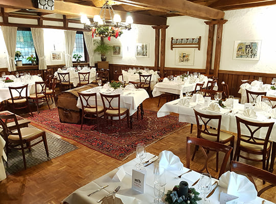 Bewusst altmodisch eingerichteter Restaurant-Saal mit vielen Sitzmöglichkeiten und schöner Wandekoration