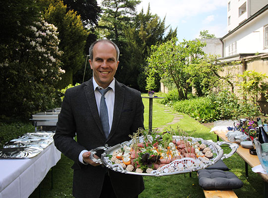 Mit viel Freundlichkeit wird den Gästen das Essen serviert und liebevoll angerichtet für das Krimidinner