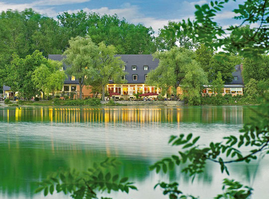 Herrlicher Blick vom See auf das Restaurant beim Krimidinner Langwieder See