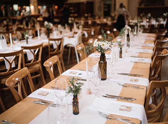 Rustikal elegant dekorierter Tisch in Waldheim