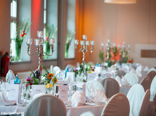 Schön gedeckter Tisch im Speicher 10.