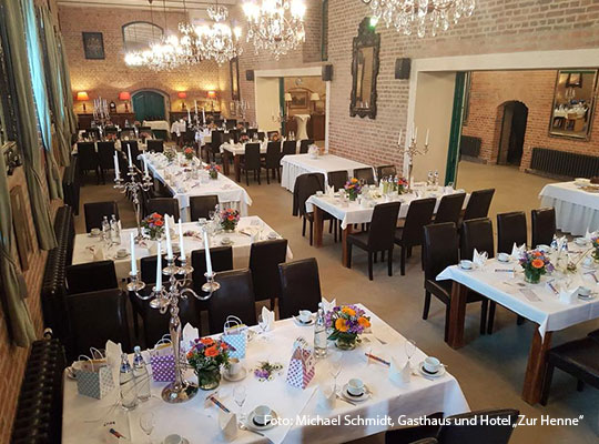 Die schön dekorierten Tische im Gasthaus und Hotel "Zur Henne"