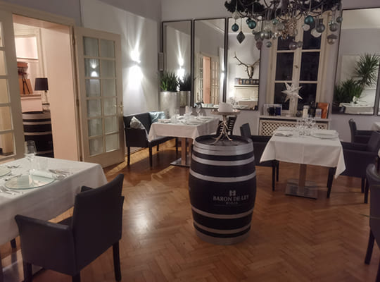 Modern gestalteter Restaurantbereich mit vielen gemütlichen Sitzgelegenheiten 