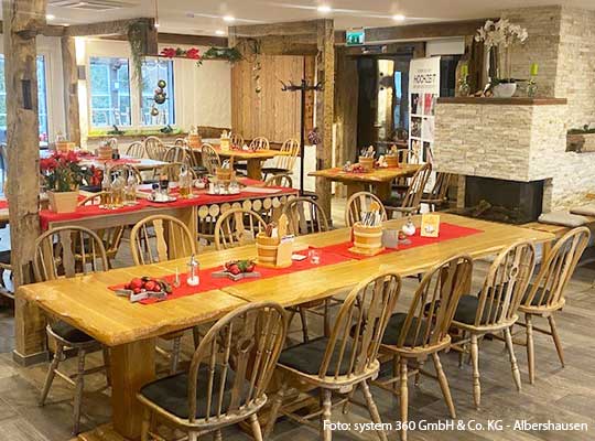 Schön eingerichteter, modernisierter Restaurantbereich mit vielen Sitzmöglichkeiten und schöner Tischdekoration.