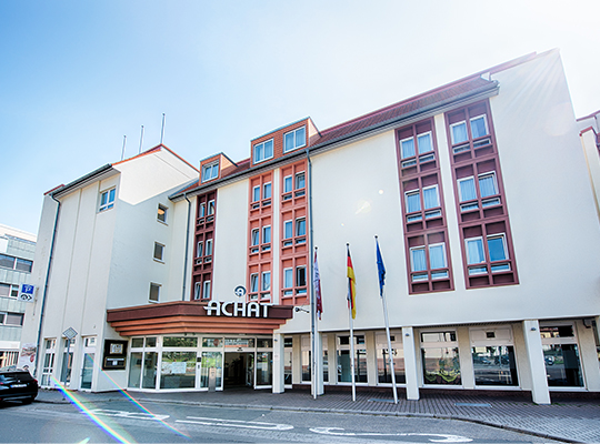 Außenansicht am Tag des Achat Hotels in Neustadt an der Weinstraße