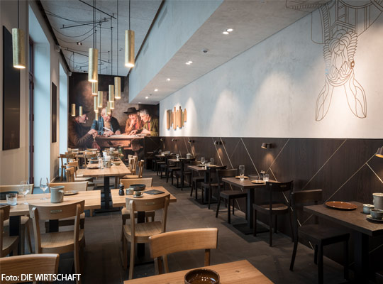 Schöner Innenraum in der WIRTSCHAFT mit toller Ambiente Beleuchtung.