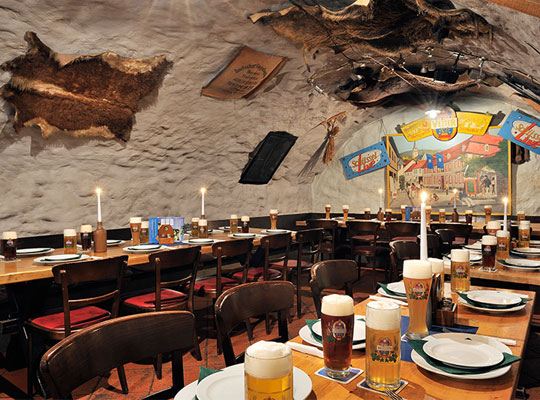 Einladende Bar mit alten Kupferkesseln und uhrigem Ambiente beim Kriminal Dinner Oberursel