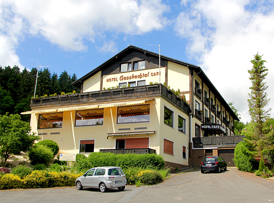 Hotel Gassbachtal von außen mittem im Grünen mit schöner Sonnenterrasse beim Krimidinner Odenwald