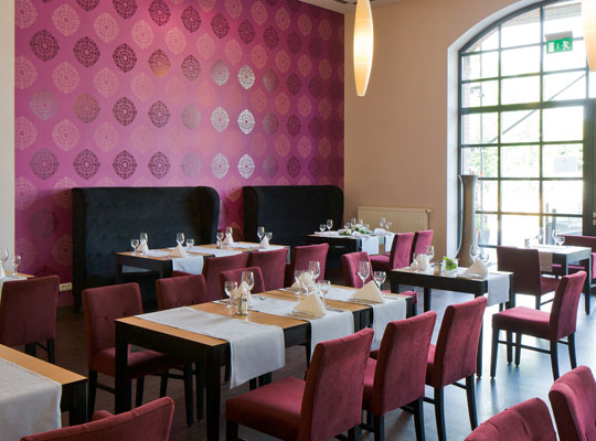 Modernes Restaurant mit stilvollen schwarzen und roten Möbeln beim Krimidinner Offenbach