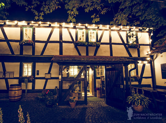 Außenansicht des Restaurant-Gebäudes in der Nacht mit schöner Beleuchtung.