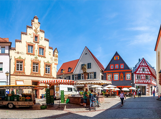 Sonniger Tag am Markttag in der Offenbacher Altstadt