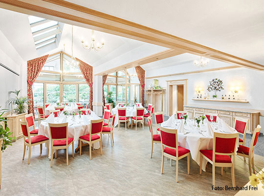 Modernes, helles Ambiente im Veranstaltungssaal für das Krimidinner des Hotel Restaurants Lamm