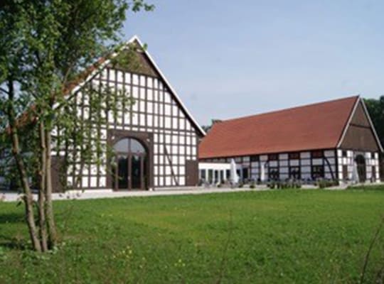Wunderschöner Hofbereich mit grüner Wiese und den Festsaalgebäude.