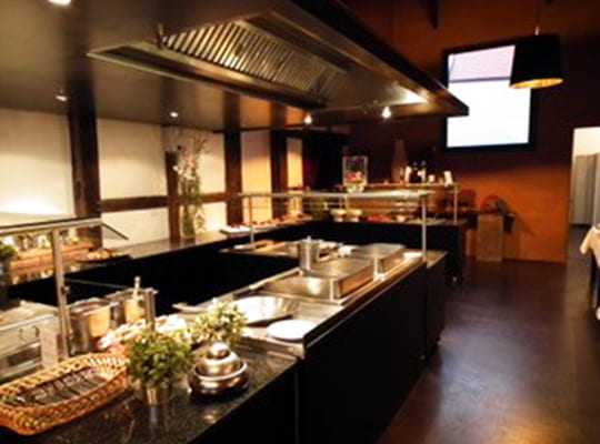 Moderne, stilvolle Buffettheke mit Abzugshaube