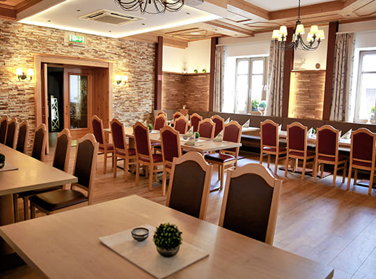 Großer elegant eingerichteter Speisesaal mit gemütlichen Lederstühlen und angenehmer Ambientebeleuchtung
