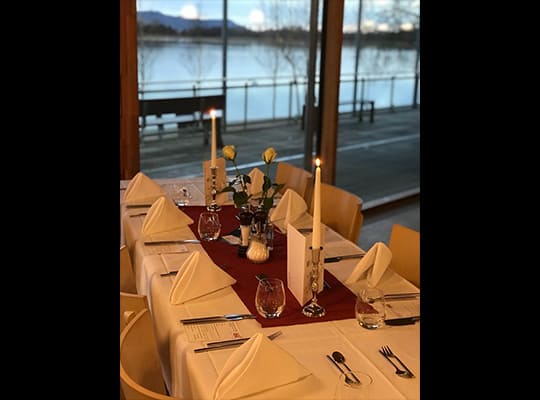 Liebevoll angerichteter Tisch für das Kriminaldinner mit Blick auf den Bodensee.