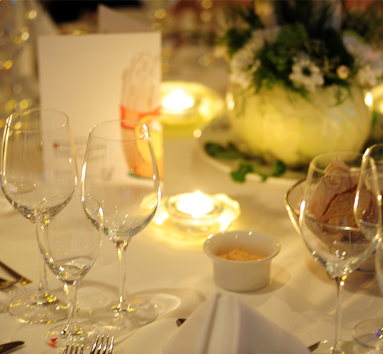 Festlich dekorierte Tische mit schönen Blumen und polierten Gläsern beim Krimidinner Regensburg