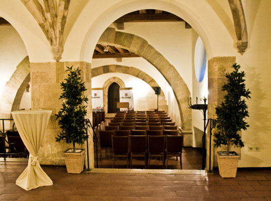 Festsaal mit Gewölbe und stilvoller Einrichtung beim Kriminaldinner Regensburg