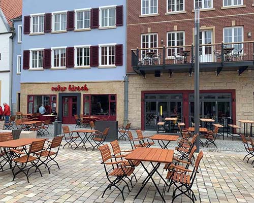 Wunderschöner Restaurant-Außenbereich auf dem Marktplatz in Rheine mit gemütlichen Sitzmöglichkeiten.