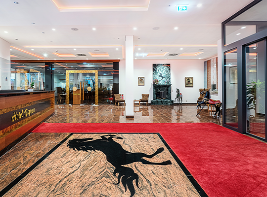 Rezeption mit rotem Teppich und Pferd als Bild auf dem Boden