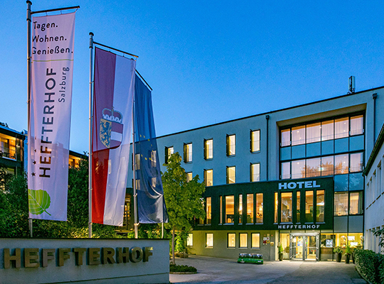 Außenansicht der modernen Hotel Heffterhof bei Nacht