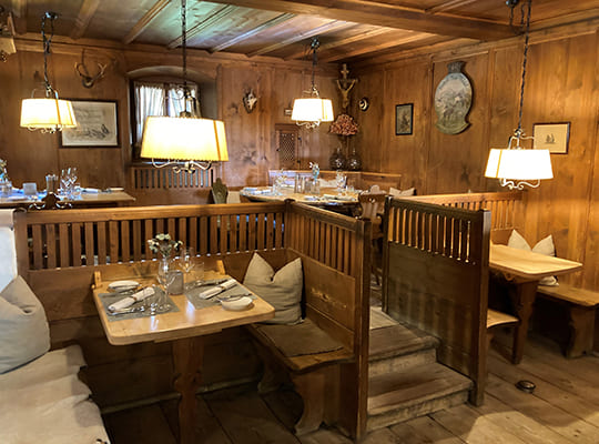 Mit viel liebe gebauter Innenbereich des Restaurants, komplett aus Holz. Viele gemütliche Sitzgelegenheiten.