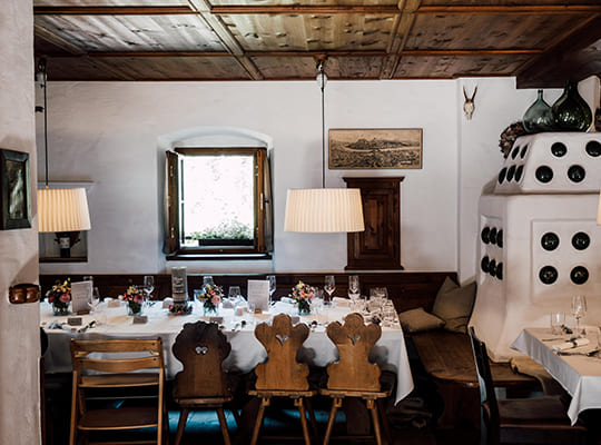 Weiße Wandfassade inklusive schönem alten Ofen sowie eine große Tischtafel für das Kriminal Dinner.